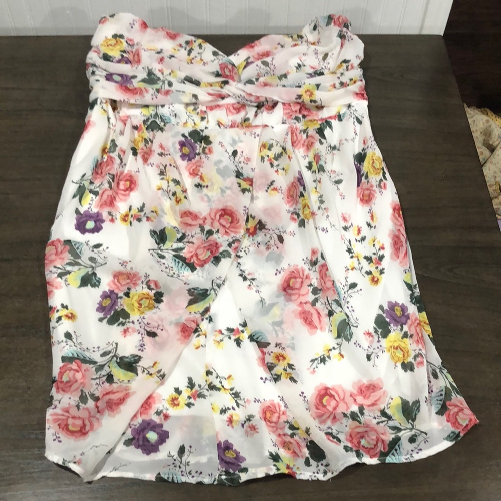 !SOLD! Super cute flowery dress